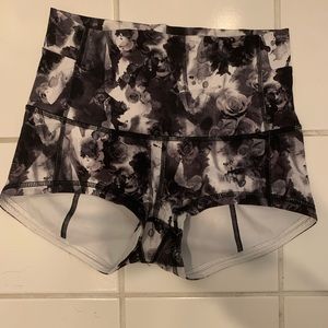 LULULEMON - high waisted booty shorts size 6
